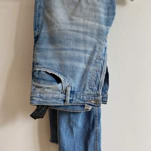 Jeans från Zara med slitningar nertill💜 Köparen står för frakten 📦