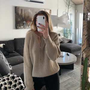 Stickad tröja - Den populära stickade tröjan från nakd med dragkedja i halsen, super snygg. Andvänt 1 gång men inte riktigt min smak därför säljer jag. Storlek S men passar M också. Köparen står för frakten