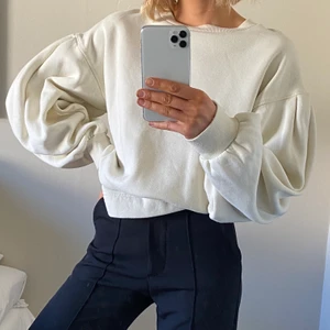 Beige sweatshirt med boxiga armar - Så snygg sweatshirt från zara! Frakt tillkommer 💕