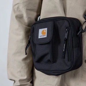 Väska från Carhartt - Jättesnygg väska från Carhartt🖤! Säljer pga att det inte riktigt är min stil, endast använd 1 gång. Nypris 499kr, säljer för 150kr! Kan mötas upp i Malmö, annars står köparen för frakten🤍