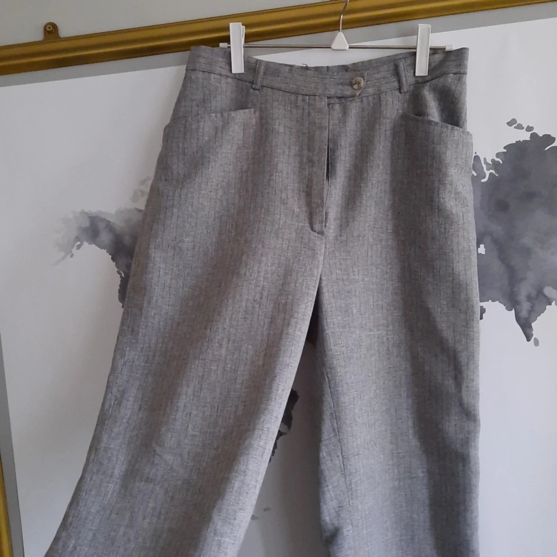 Grå kostymbyxa