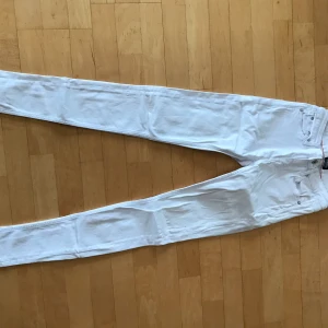 Crocker jeans  - Säljer dessa jeans då dom inte passar längre och inte min stil🥰 vita tajta jeans bra sick inga hål❤️