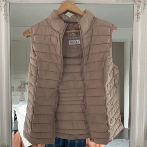 Snygg väst - Köpt på primark i London, England, storlek xs, skriv för fler bilder, säljer för 130kr❤️