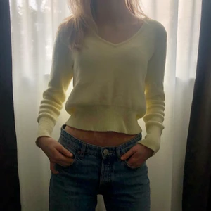 Zara topp - Säljer min gula, stickade, lite kortare tröja från Zara. Väldigt mjuk och skön. Storlek M. Skriv för fler bilder 💘