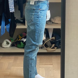 Populära zara jeans🙏🏽 - Säljer mina zara jeans som är helt oanvända de har prislapp kvar. De är slutsålda där av priset. buda från 300 inkl frakt