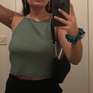 Grönglittrig linne - Grön glittrig linne som endas är använd en gång. Dubbelsidig på framsidan men genomskinlig tyg på baksidan. Bekväm plagg med mycket utrymme för rörelse. Passar både XS och S. Ordinarie pris: runt 250kr. Väldigt efterfrågad plagg när jag köpte den.