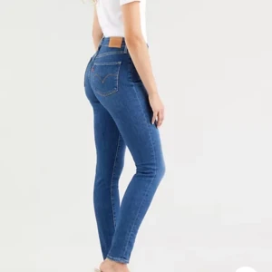 Levi’s skinny high rise 721 jeans - Strl 26x28, säljs pågrund ångrat köp, helt oanvända. Nypris: 1199kr, Mitt pris: 1000kr. Finns bekräftelse/kvitto på byxorna.