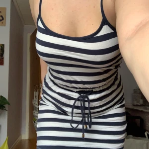 Klänning - Superfin klänning ifrån Marine. Sitter som en smäck och framhäver kurvor. Inte använd en enda gång tyvärr. Storlek: S/36 men passar även på mig som är M/L