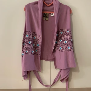 Kofta i storlek m - Kofta i storlek m, fin skick, finns hämta i Stockholm, kan även skicka via post