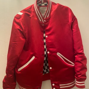 Jack and Jones  - Köpt förra året och bara använt 2-3 ggr. Den är i bra skick och är i storlek M-L, passar på båda. Kan också passa bra på S men kan sitta ganska over-sized.