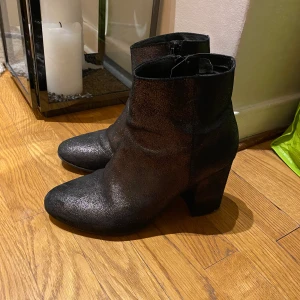 Stövletter köpta i Rom - stl 38 men passar mig som har 37 så lite små i stl! Frakt står köparen för, valfri såklart men 66kr är det billigaste som finns på PostNords app!