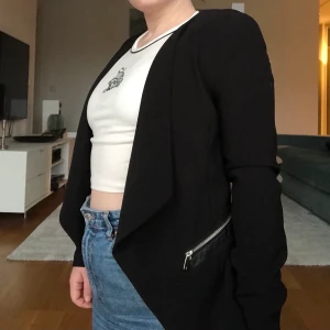 Kavaj H&M - Mycket fin kavaj från H&M i strl 36. Är något tight i axlarna på mig som är strl 36-38. Jag är dock något bredaxlad och kläder är ofta lite tighta i axlarna på mig. Är i väldigt fint skick, inte mycket använd. Priset är exkl frakt.