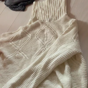 Kort stickat tröja med hög krage - Suuuper fin, men nu när det blir varmare använder jag den inte. För bild hur den sitter på kom privat. 