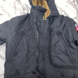 Alpha Industries vinterjacka  - Säljer två Alpha Industries vinterjackor, en i storlek XL (herr) och den andra i storlek L (dam). Båda är i mycket bra skick. Damjackan har en liten defekt i en av fickorna (ej synligt) och kan därför tänka mig gå ner i pris vid snabb affär. 