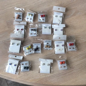 Olika örhänge - Lite olika örhänge i olika färg allt i nytt skick