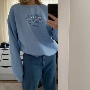 Nike sweatshirt  - Endast testad på, nike märket är broderat och köpt från depop. Köpt för 450kr orginalpris, 600kr plus frakt!🥰