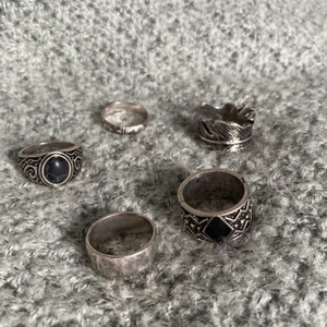 Ringar  - Jättefina chunky ringar beställda från asos men tyvärr var de för stora för mig. 