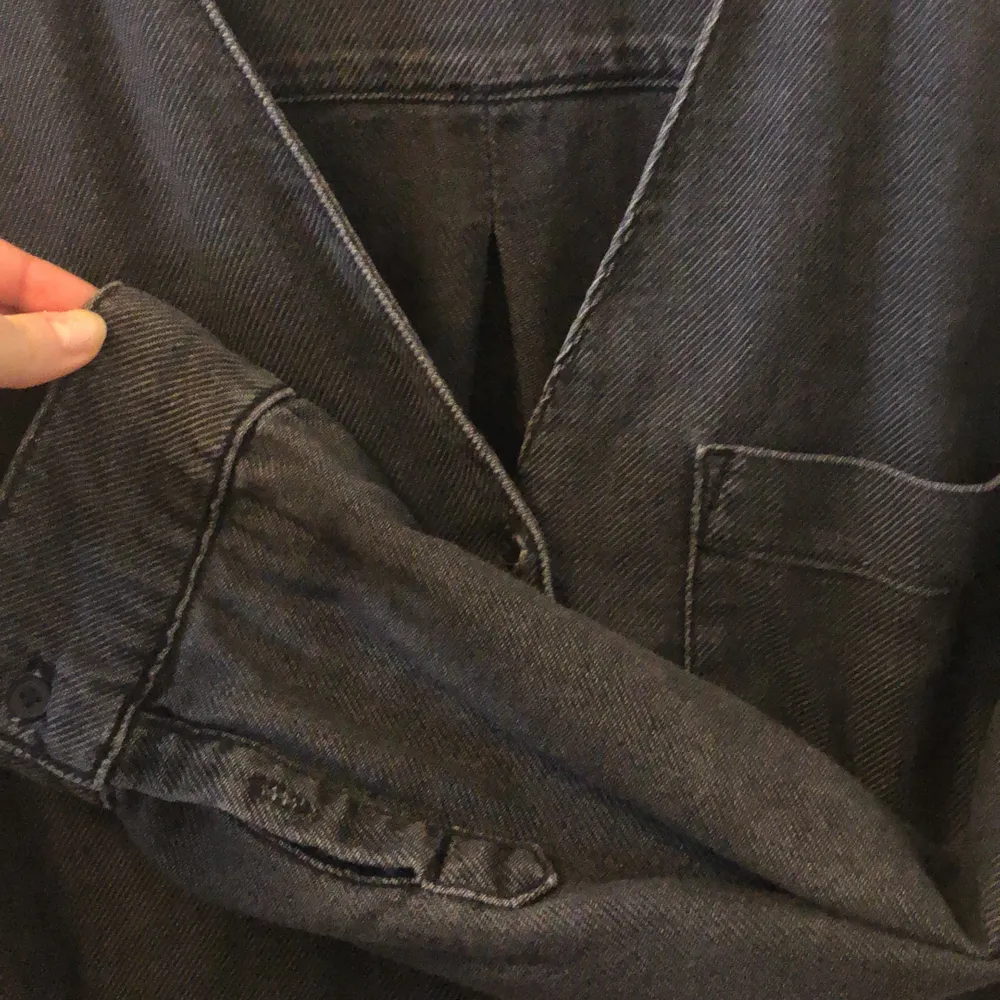 Tunnare jeansliknande skjorta från weekday. Använd ett fåtal gånger. Ordpris 500kr. Strl S och sitter oversized. Jackor.