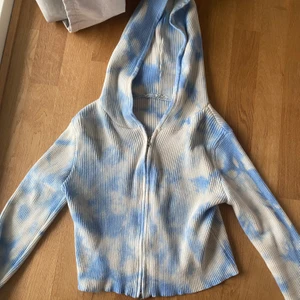 Gullig kofta med luva  - Jättesöt kofta med dragkedja och luva, perfekt till våren!