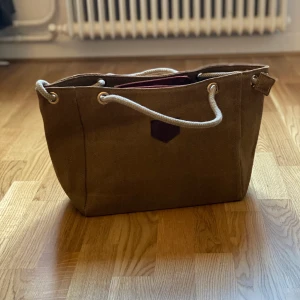 Väska - Super fin väska! Aldrig använd! 