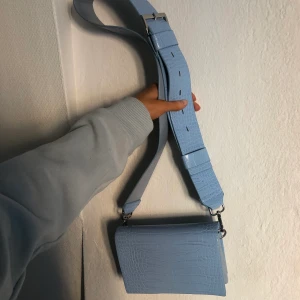 blå väska  - jättesöt ljusblå väska från carin wester!! endast använd ett fåtal gånger, så den är inprincip i nyskick✨ (ett smalare axelband tillkommer också🤭🤩)
