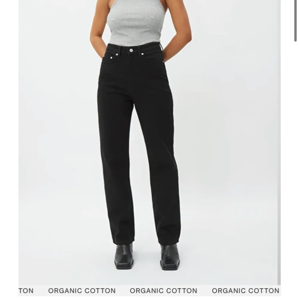 Jeans i modellen rowe från weekday i färgen ”stay black” i storlek 26/32, går till marken på mig som är 168. Endast använda 2 gånger🤎 köparen står för frakten. Jeans & Byxor.