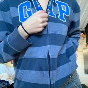 En blå GAP hoodie i barnstorlek! GRATIS FRAKT