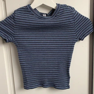 T-shirt H&M - Kort t-shirt från H&M som blivit för liten. Inga defekter