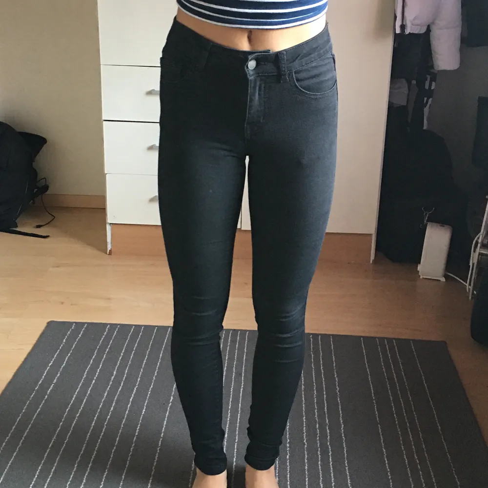 Köpta från Vero Moda i storlek xxs, dem är väldigt stretchiga och passar även mig som vanligt vis brukar ha storlek s/xs i skinny jeans, dem är medium-waisted, använda några gånger men är i mycket bra skick!!. Jeans & Byxor.