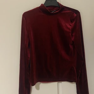 Röd tröja/topp - En vinröd tröja som är väldigt fin till finare tillfällen 