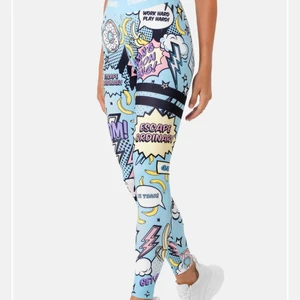 Blå strongertights! - Säljer mina blå strongertights ”Pop” storlek S. Använd ett fåtal gånger, bra skick!💖 Mid waist, men jag tycker de är high waist (är 167 cm). 