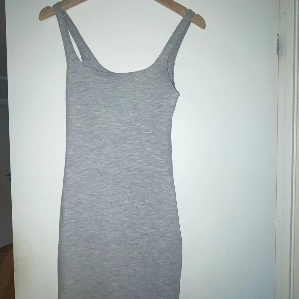 Ljusgrå klänning från Zara i storlek S. Klänningar.