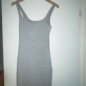 Ljusgrå klänning från Zara i storlek S