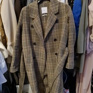 Kostymkappa - Rutig kappa med bälte, köpt från mango för typ två år sen. Den är välanvänd men är så bra kvalité så är så gott som ny!! Väldigt varm så funkar på vintern med tjockare kläder eller under höst/vår.