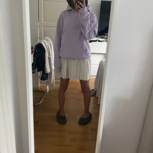 Superfin lila hoddie  - Hoddie från monki. Använd kanske 5 gånger. Jätteskön. Inga fläckar eller hål. Toppskick ❤️ köpt för 300 
