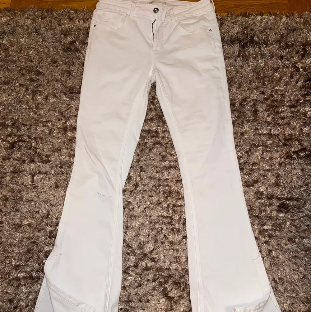 Snygga Zara (mid/low) jeans! Superfina detaljer som på knappen och slitsarna längst ner på benen🤩 Byxorna är långa och är i storlek 38, men för små på mig vid låren:( . Jeans & Byxor.