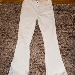 Snygga Zara (mid/low) jeans! Superfina detaljer som på knappen och slitsarna längst ner på benen🤩 Byxorna är långa och är i storlek 38, men för små på mig vid låren:( 