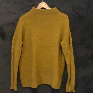 Dirty-yellow color jumper, in good condition. Cozy and warm