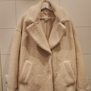 Vit jacka - Vit jacka från H&M i storlek L 💌