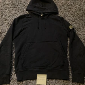 Stone island hoodie  - Stone island hoodie. Size S. Cond 7/10. Pris. 800kr