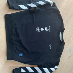 Off-white incompiuta sweatshirt - Säljer denna Off-white sweatshirten i storlek M! Är använd fåtal gånger vilket gör att den är i väldigt bra sick! Kontakta mig privat ifall du är intresserad🤩