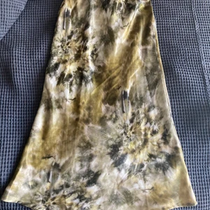 Silkeskjol - Silkeskjol i ett coolt tiedye mönster! Har ngn söm som gått upp i midjan men inget som märks när den är på. Slutar typ mitt på vaden 