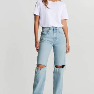 Säljer nu dessa jeans då de inte kommer till användning, från Ginatricot. Köpte för 500kr, startar budet på 150kr (köper står för frakten) när du har budat är du fast vid budet!🥰 eller köp direkt för 300kr+frakt! Stl 30 men passar bra för dig som har svårt att hitta ett par i 32 som passar!