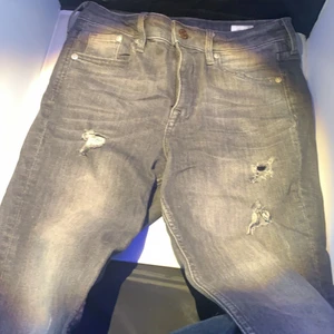 grå mid waist  - Grå midwaisted jeans aldrig använda<3 