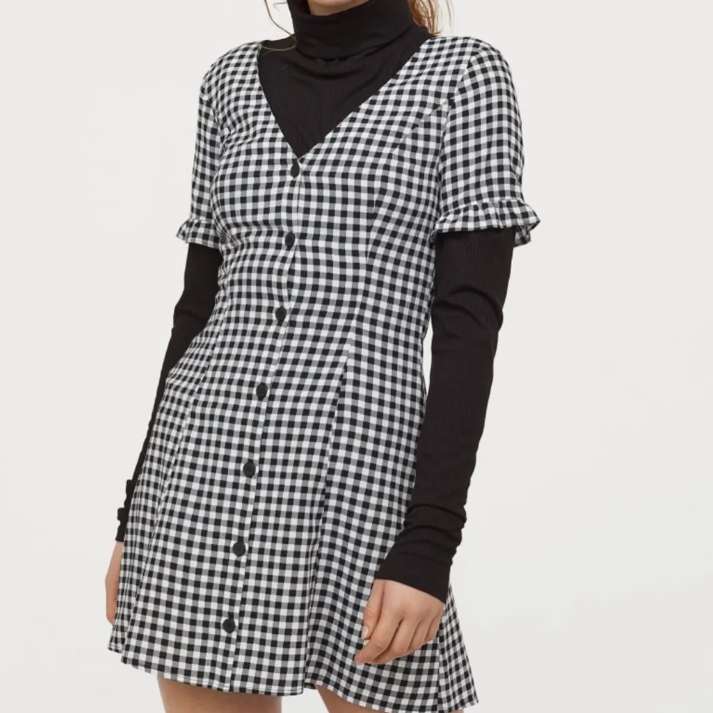 Rutig klänning i färgerna svart och vit. Från H&M i storlek 42. Använd 3 gånger 💜 Frakt tillkommer 😊. Klänningar.