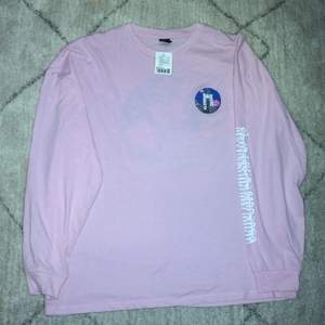 Urban Outfiters tröja strl M rosa helt ny har aldrig använt.