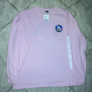 Urban Outfiters strl M  - Urban Outfiters tröja strl M rosa helt ny har aldrig använt.