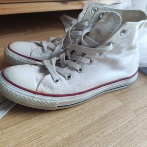 Vita Converse i storlek 39 - Vita Converse i storlek 39! De är i fint skick, men är använda. Köpare står för frakt! Går absolut att förhandla om pris✨FRAKT96kr