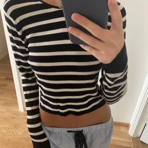 Randig stickad tröja - Randig stickad tröja från Zara! Storlek M men liten i storlek, passar mig som vanligtvis har XS/S! KÖP DIREKT FÖR 250 + frakt