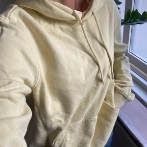 Hoodie - Fil hoodie från hm i storlek XS men skulle säga att den passar XS-M beroende på önskad passform. 70kr + frakt eller högst bud🥰
